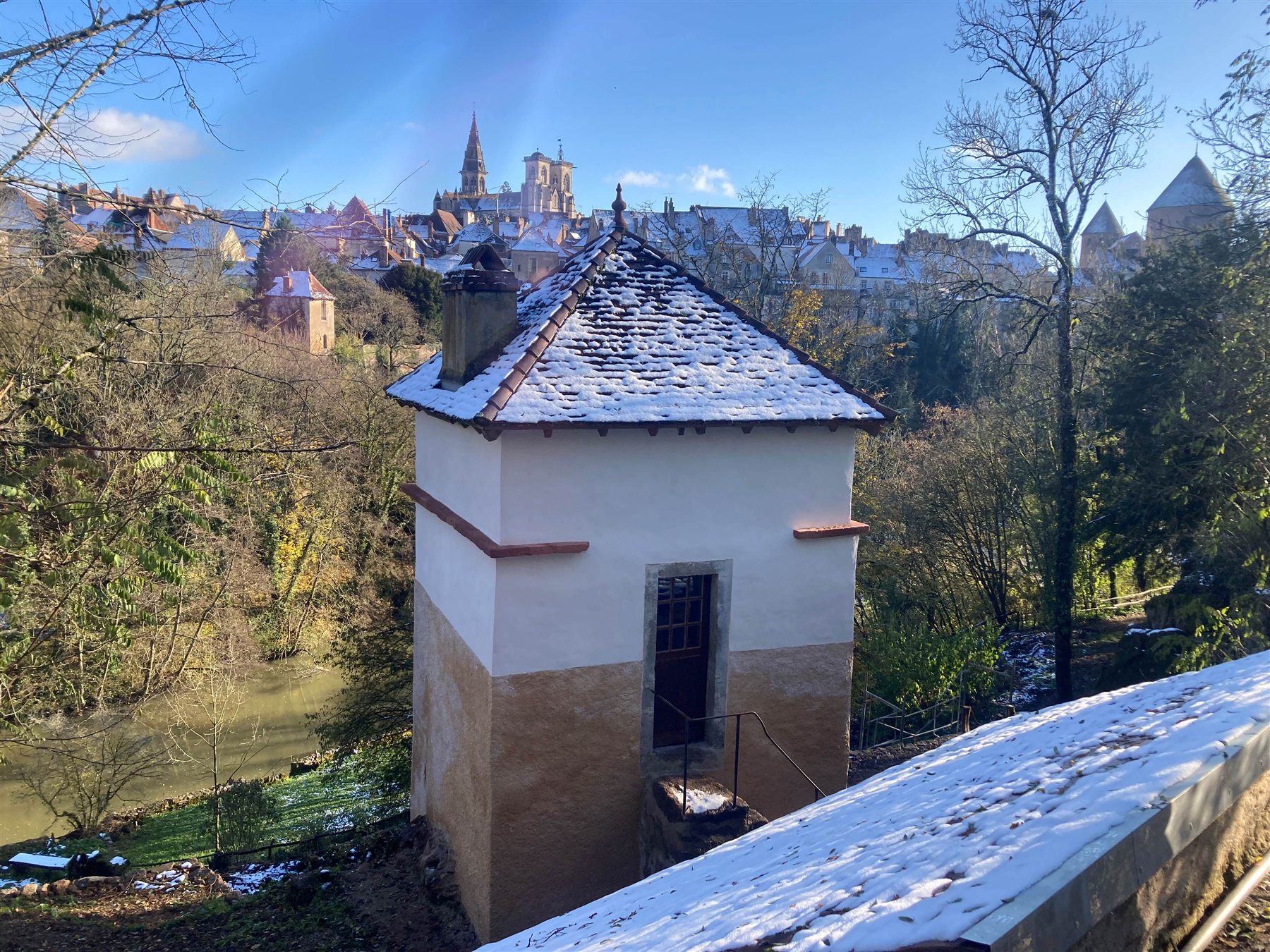 Parc Joly — pigeonnier et ville sous la neige